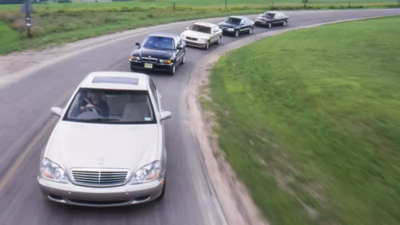 2000 Luxury Sedan Showdown: A Timeless Comparison
