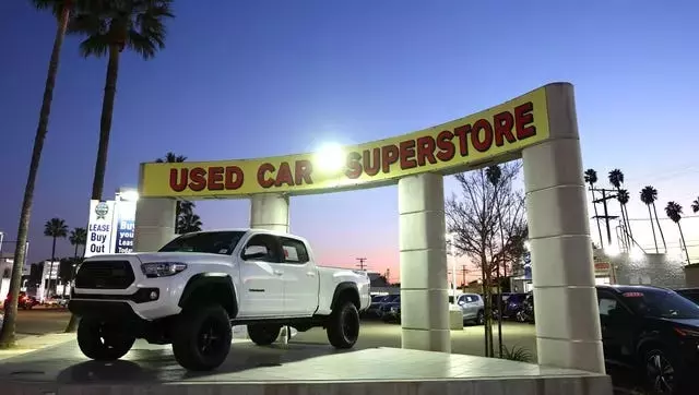 Navigating Car Financing: Dealership vs. Bank Loans