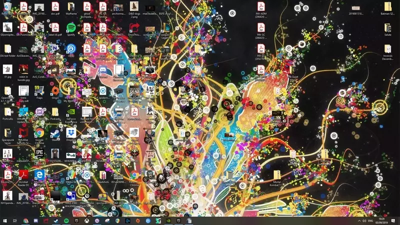 The Great Desktop Debate: Are You a Digital Minimalist or a Chaotic Creator?