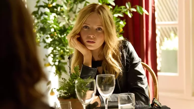 Ellie Bamber's Transformative Portrayal of Kate Moss in 'Moss & Freud'