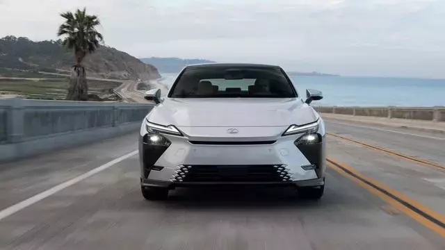 2026 Lexus ES Hybrid Drive Review: Maintaining Core Luxury with Modern Upgrades