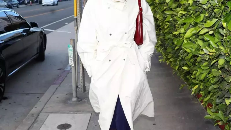 Kaia Gerber's Trench Coat Style: A Fashion Statement in Los Angeles