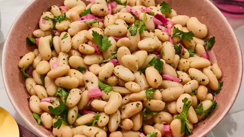 Effortless Three-Ingredient Bean Salad: Your Quick and Fiber-Rich Lunch Solution