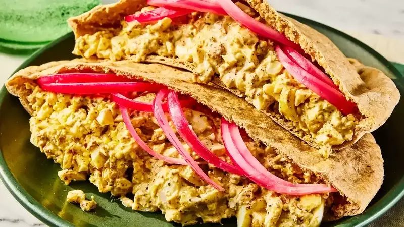 Mediterranean-Inspired Egg Salad Pita: A Quick and Healthy Lunch