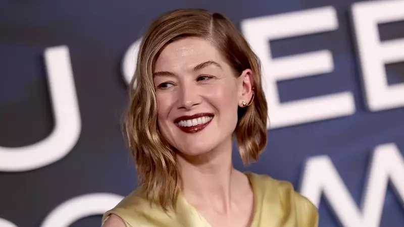 Rosamund Pike Confronts Audience Member for Texting During West End Performance