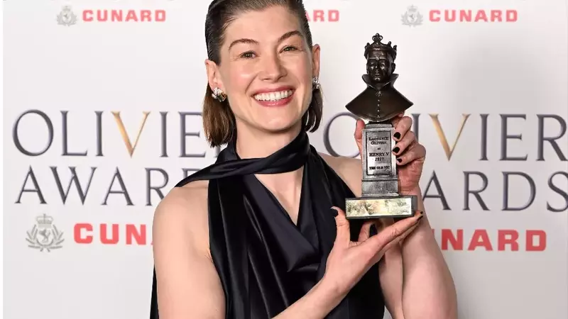 Rosamund Pike Addresses Audience Member's Distraction During Live Play