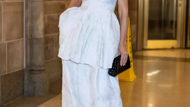 Katie Holmes Embraces the '90s Thong Sandal Trend with Sophistication