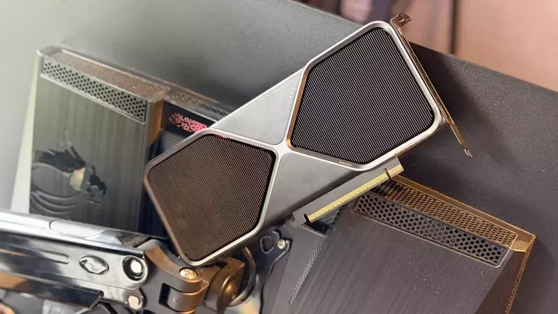 Loop LP-3201: A Gaming Monitor with an Integrated Graphics Card Slot