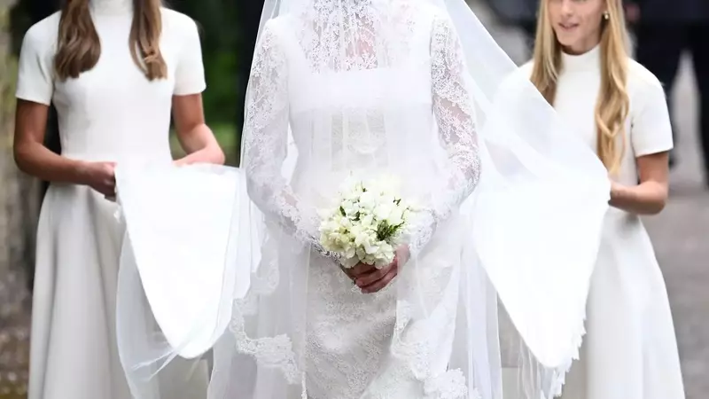 Harriet Sperling & Peter Phillips' Elegant Countryside Wedding