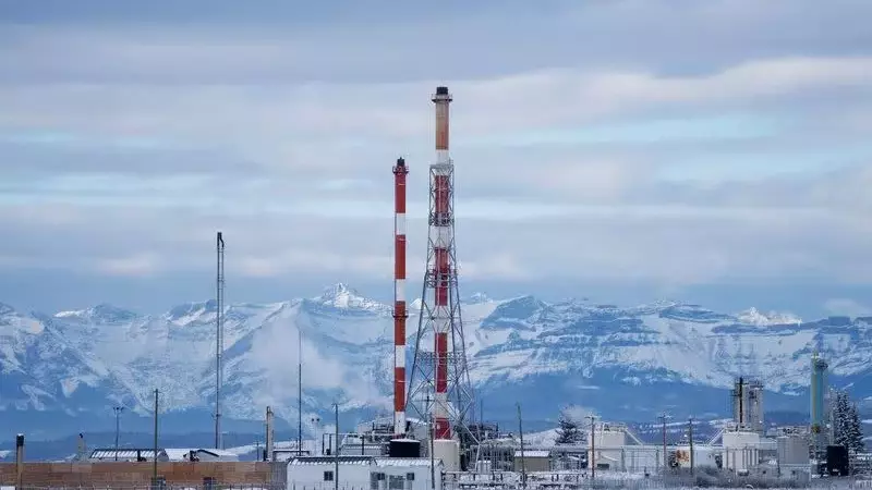 Alberta's Natural Gas Data Center Strategy Clashes with Canada's Clean Energy Goals