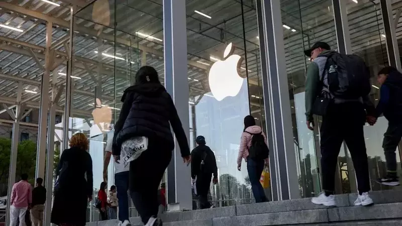 Apple's Strategic Retail Adjustments Amidst Evolving Mall Landscape