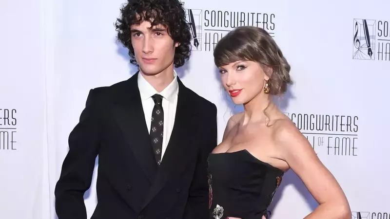 Sombr's Taylor Swift Covers at Songwriters Hall of Fame Gala Praised by Steven Spielberg