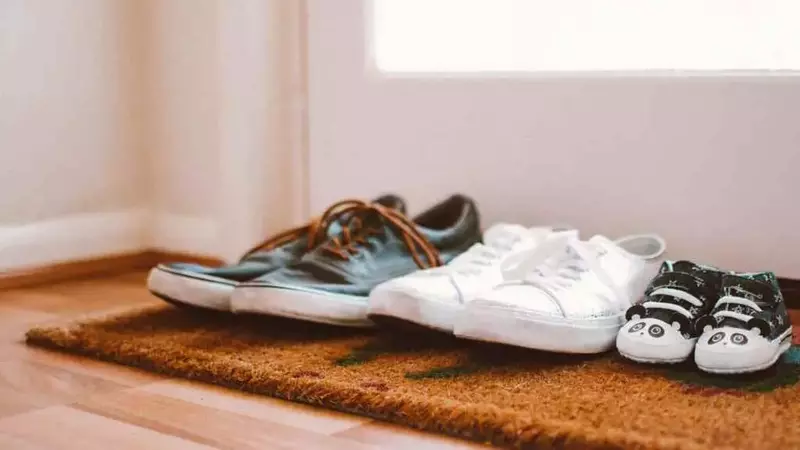 L'Importanza Cruciale di Togliere le Scarpe all'Ingresso di Casa per Salute e Igiene