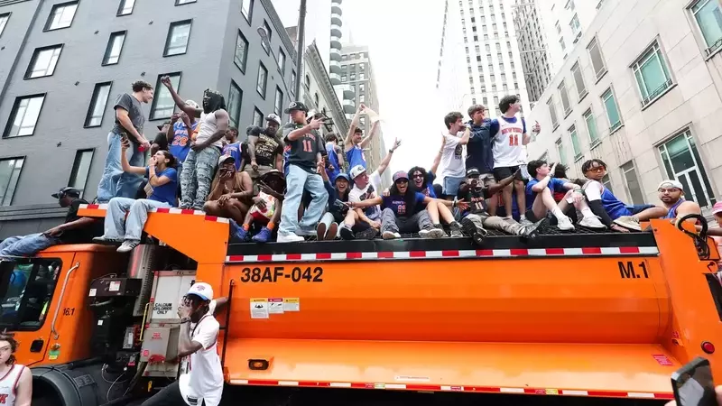 Knicks Player Mistaken for Fan at Championship Parade