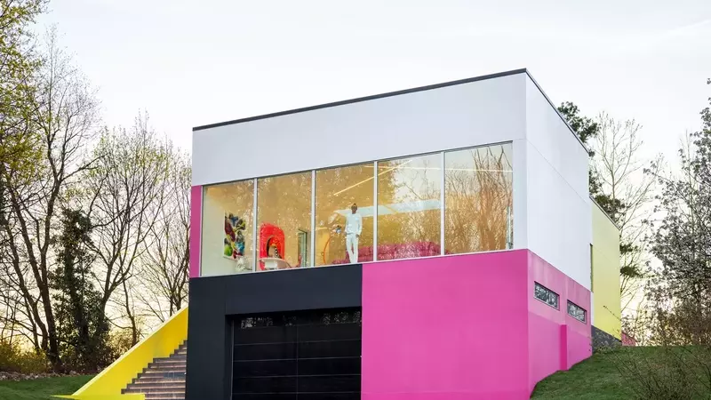 La Casa di Karim Rashid: Un Inno ai Colori contro il Beige Dominante
