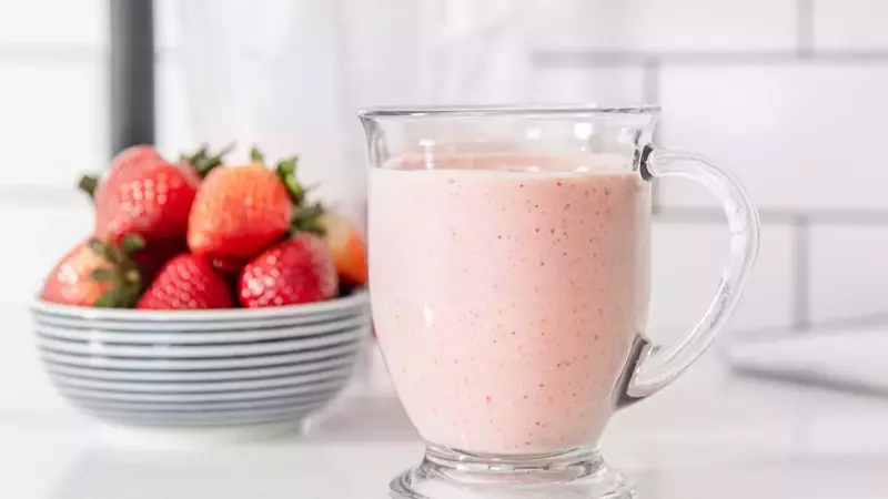 Nostalgic Strawberry-Banana Smoothie: A Creamy Delight