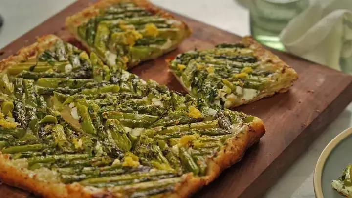 Effortless Upside-Down Asparagus Puff Pastry Tart: A Springtime Delight