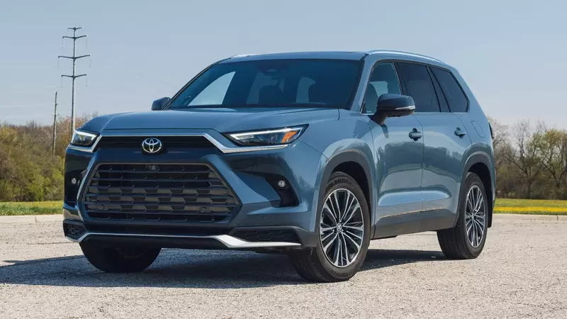 Toyota Grand Highlander: A Comprehensive Photo Gallery of the Spacious Hybrid SUV