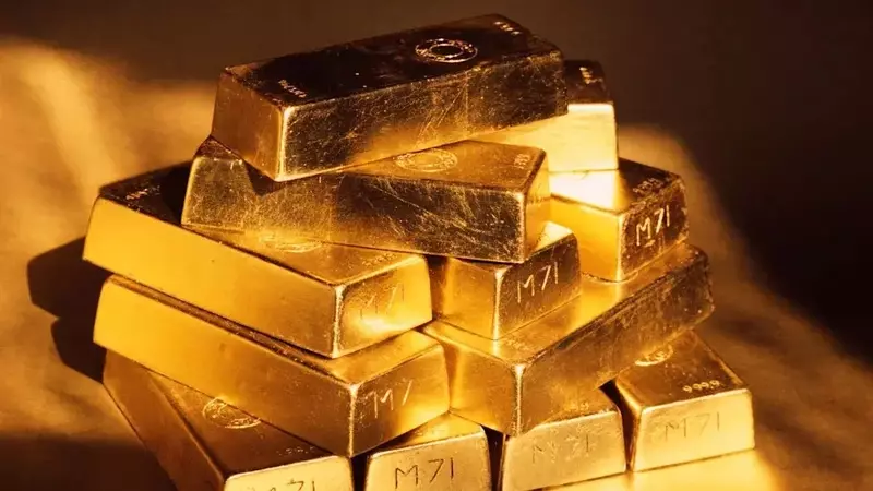 Gold Market Downturn: Opportunities in Top Gold Stocks/ETFs