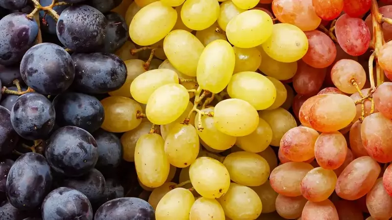 A Comprehensive Guide to Grapes: Varieties, Selection, and Culinary Uses