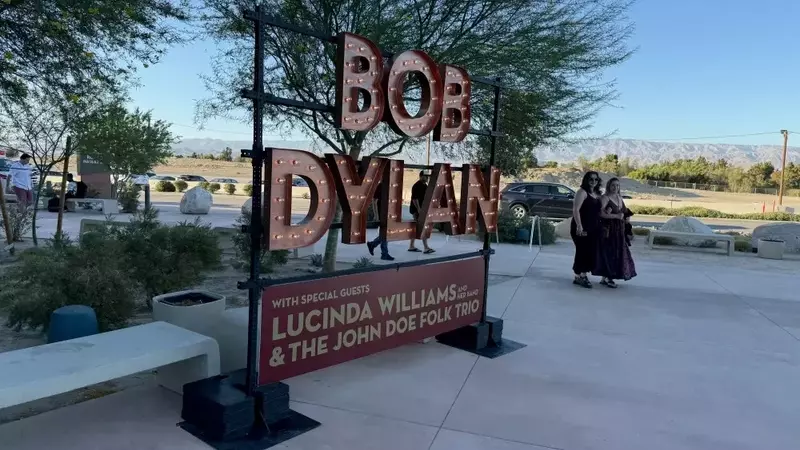 Bob Dylan's Enigmatic Desert Performance: A Review