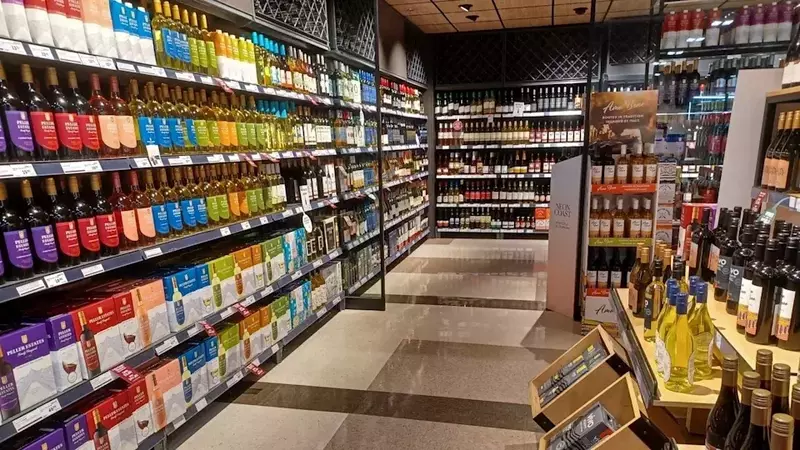 Canadian Retail Sector Navigates Divergent Trends in April