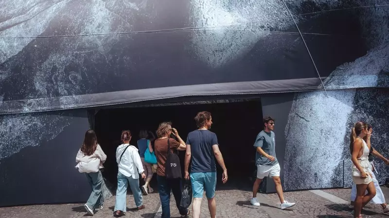 Pont Neuf Transformed into "La Caverne du Pont Neuf"