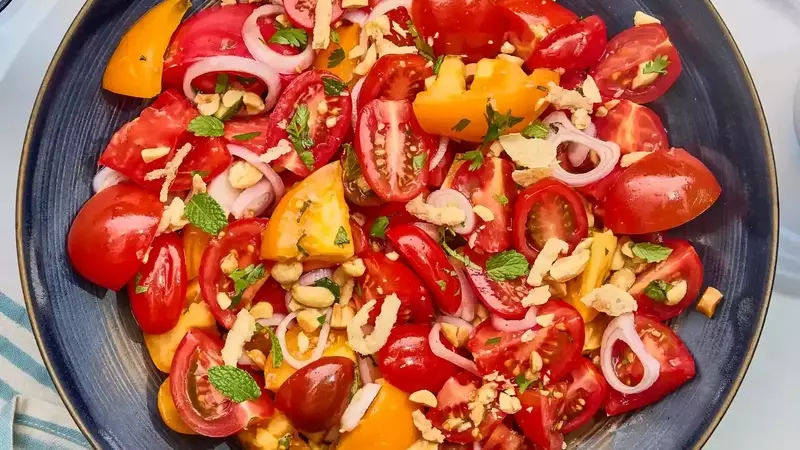 Crispy Tomato Salad: A Delightful Blend of Flavors and Textures