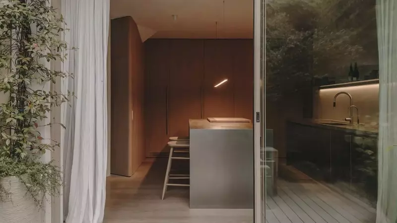 Rifugio Zen con Giardino Segreto: Un'Oasi di Design a Parigi