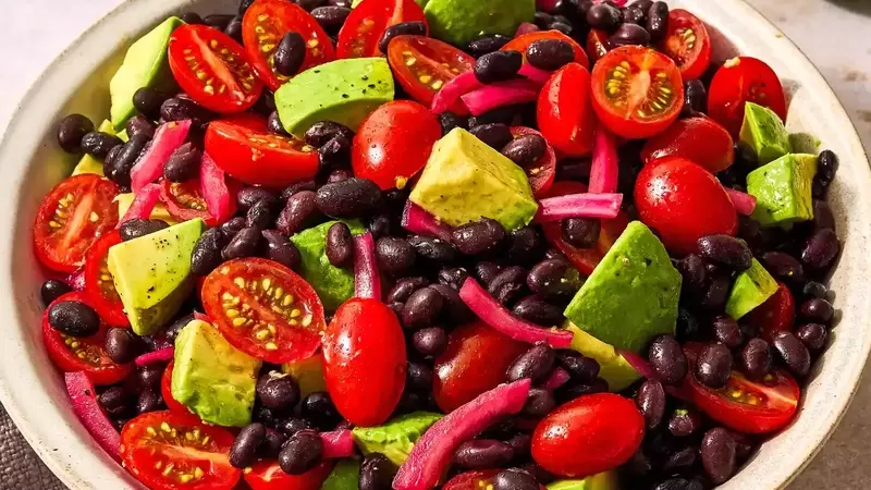 Avocado and Black Bean Salad: A Nutritious and Flavorful Dish