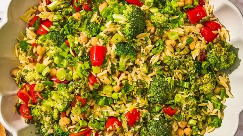 Refreshing Orzo Salad with Broccoli and Chickpeas: A Quick and Healthy Meal
