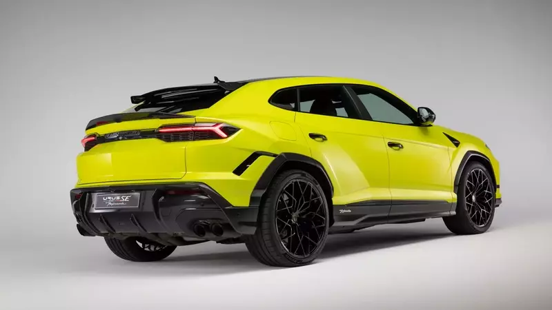 Lamborghini Unveils the Electrifying Urus SE Performante