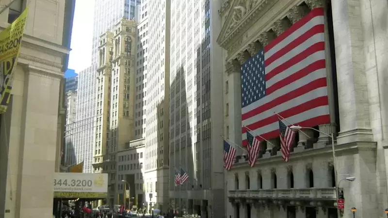 US Futures Dip Amidst Fed Remarks and Economic Data Ahead