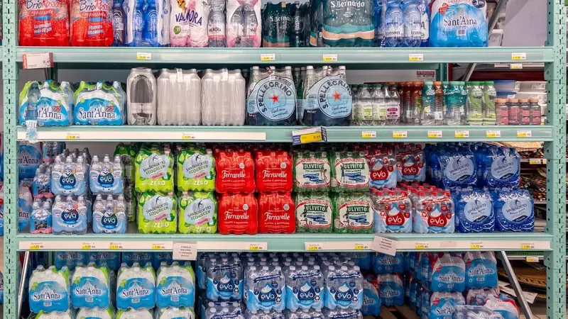 Italia detiene il primato mondiale nel consumo di acqua in bottiglia: un'analisi critica sull'impatto ambientale ed economico