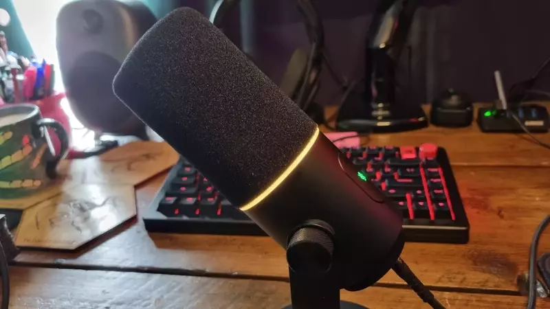 Razer Seiren V3 Pro Review: A Versatile Microphone with Software Nuances