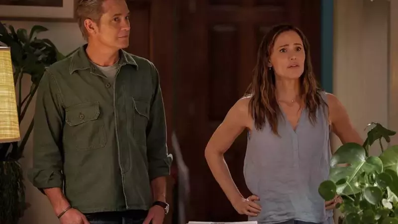 Jennifer Garner on Her Enduring Onscreen Chemistry with Timothy Olyphant