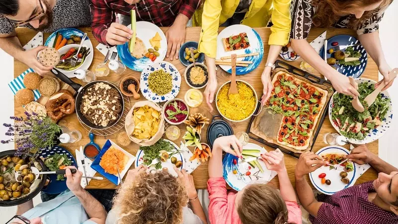 Il Saggio 'La Tavola del Mondo': Un Viaggio Culinario Attraverso i Secoli e la Globalizzazione Alimentare