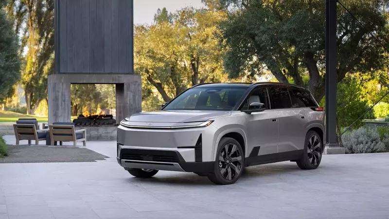 Toyota Postpones Electric Highlander Release to Next Year Amid Strong Demand for Traditional Models