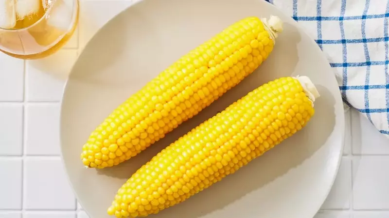 The Culinary Consensus: Chefs Endorse Boiling as the Superior Method for Preparing Corn on the Cob