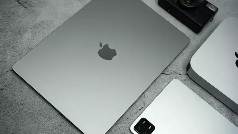 Jim Cramer Advocates Holding Apple Stock Amid AI Debates