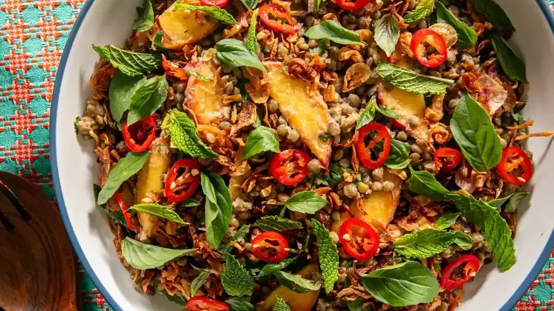 Refreshing Lentil and Peach Salad with Zesty Lemongrass Dressing