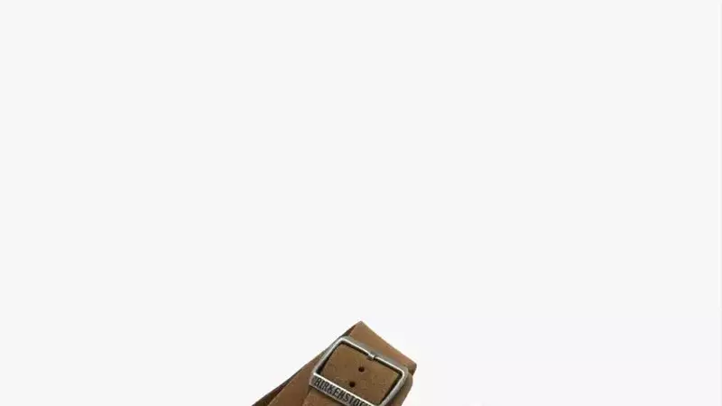 Effortless Summer Style: Birkenstock Arizona and Baggy Jeans Combination