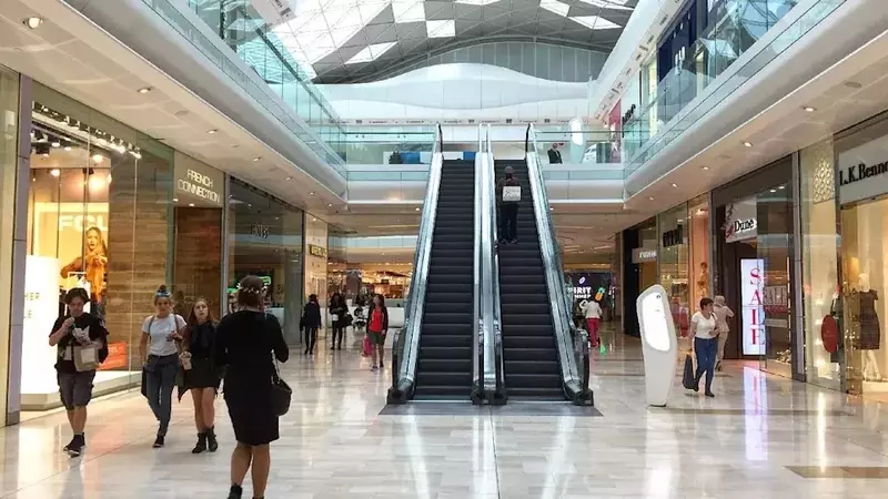 UK Retail Sector Navigates June Heatwave with Resilience and Digital Shift