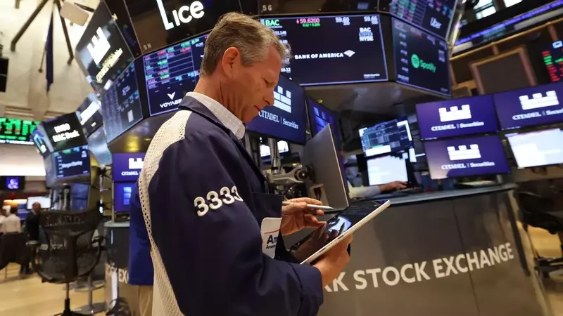 Market Outlook: Tech Giants Fluctuate Amidst Mixed Earnings and Geopolitical Tensions