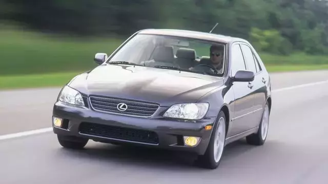 2001 Lexus IS300: A Comprehensive Review of Performance and Design