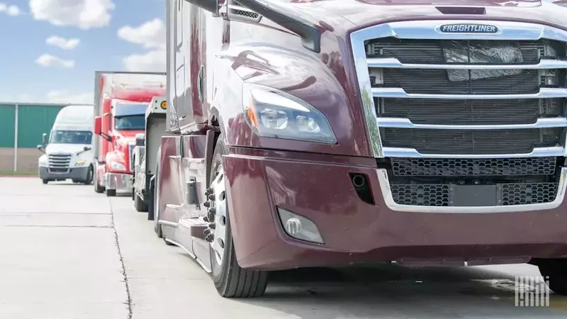 Optimizing Trucking Finances: Credit vs. Factoring for Business Growth