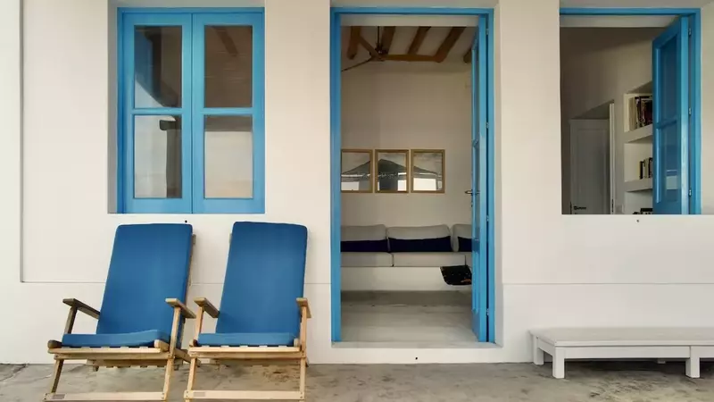 L'Eleganza Estiva: Case dal Design Bianco e Blu
