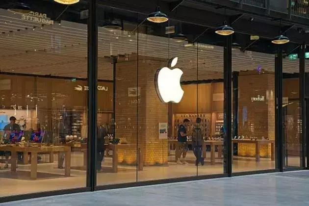 Apple's Valuation Concerns Amidst Strong Performance and Leadership Transition