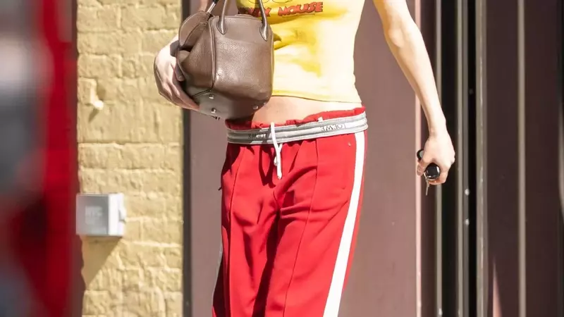 Jennifer Lawrence's Effortlessly Chic Summer Style: A Wardrobe Masterclass