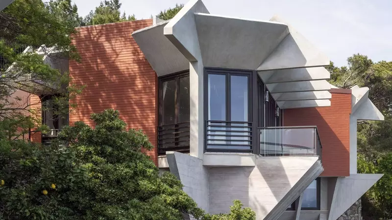 Rinnovamento architettonico: lo studio Atomaa ridisegna una villa ligure degli anni '50 sul mare